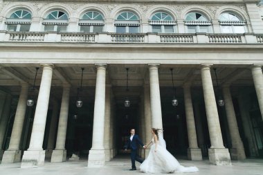 Lüks şık elbiseler romantik Paris sokaklarında poz çarpıcı yeni evliler bak