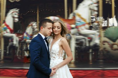 Lüks şık elbiseler romantik Paris sokaklarında poz çarpıcı yeni evliler bak