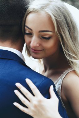 Güzel gelin damadın omuz ihale eğilerek portresi