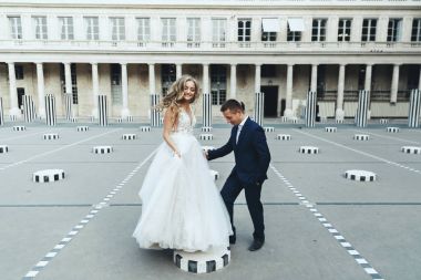 Lüks şık elbiseler romantik Paris sokaklarında poz çarpıcı yeni evliler bak