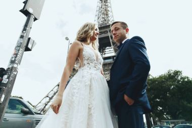 Eyfel Kulesi Paris önce evlilik çift sarılma standları