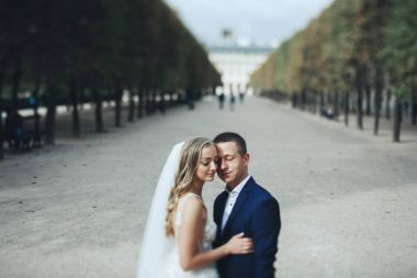 Lüks şık elbiseler romantik Paris sokaklarında poz çarpıcı yeni evliler bak