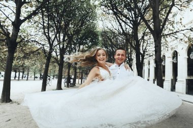 Lüks şık elbiseler romantik Paris sokaklarında poz çarpıcı yeni evliler bak