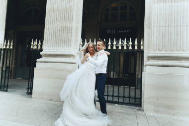 Lüks şık elbiseler romantik Paris sokaklarında poz çarpıcı yeni evliler bak