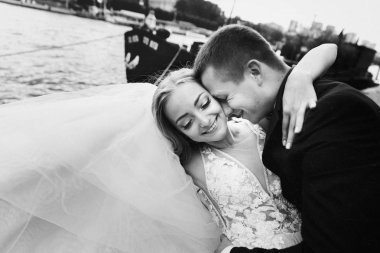 Lüks şık elbiseler romantik Paris sokaklarında poz çarpıcı yeni evliler bak