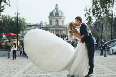 Lüks şık elbiseler romantik Paris sokaklarında poz çarpıcı yeni evliler bak