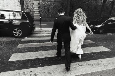 Arkadan gelin ve damat bir yerde Paris'te karşıya bak