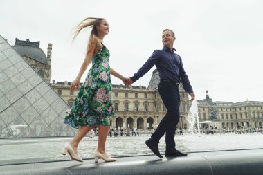 Güzel çift pozlar önce gezi yerleri Paris, Fransa