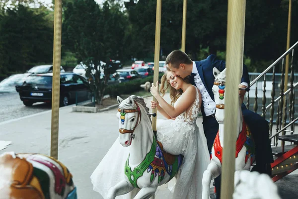 Классная Свадебная Пара Позирует Лунном Парке Париже — стоковое фото