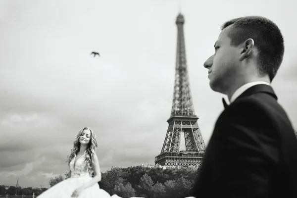 Güzel Düğün Çift Pozlar Önce Paris Eyfel Kulesi — Stok fotoğraf