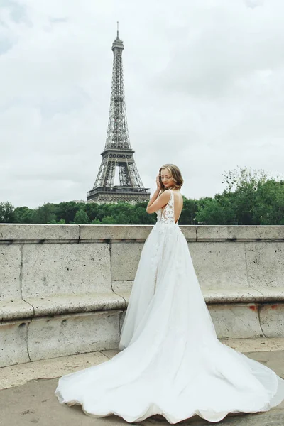 Schöne Braut Reichen Brautkleid Wirbelt Auf Dem Platz Vor Dem — Stockfoto