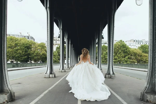 Невеста Кружится Бежит Стальным Мостом Париже — стоковое фото