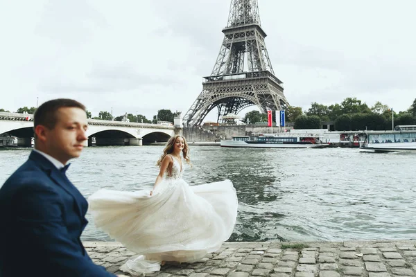 Casal Luxo Posa Diante Rio Sena Torre Eiffel Algum Lugar — Fotografia de Stock