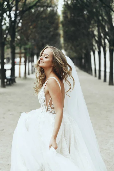 Таинственная Счастливая Невеста Кружится Между Деревьями Париже — стоковое фото