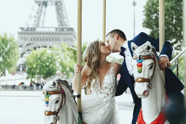 Casal Elegante Posa Lunapark Algum Lugar Paris — Fotografia de Stock