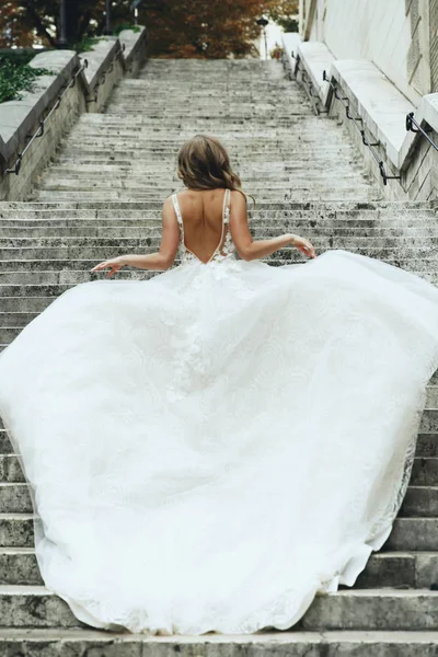 Блондинка Невеста Роскошном Свадебном Платье Кружится Стопам Париже — стоковое фото