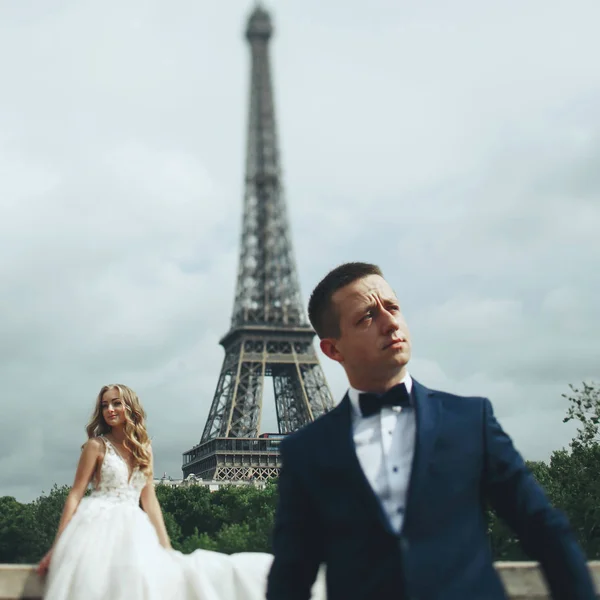 Casal Lindo Posa Diante Torre Eiffel Paris — Fotografia de Stock