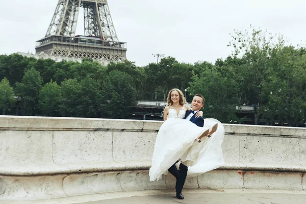 Casal Lindo Posa Diante Torre Eiffel Paris — Fotografia de Stock