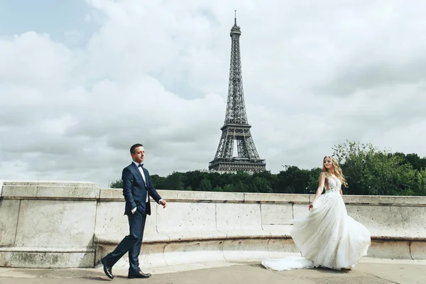 Preciosa Pareja Novios Posa Ante Torre Eiffel París —  Fotos de Stock