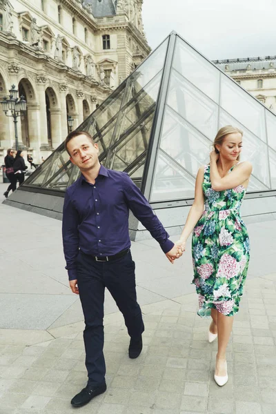 Mooie Paar Houdingen Voor Sightseeing Plaatsen Parijs Frankrijk — Stockfoto