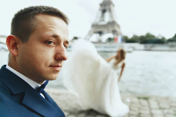 Lyxiga Bröllop Par Utgör Innan Floden Seine Och Eiffeltornet Någonstans — Stockfoto