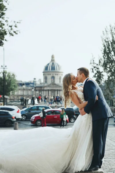 Impressionantes Recém Casados Olhar Luxo Posando Vestidos Elegantes Nas Ruas — Fotografia de Stock