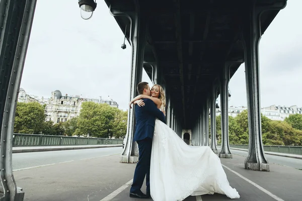 愛らしい結婚式のカップルは どこかパリの橋の下でポーズします — ストック写真