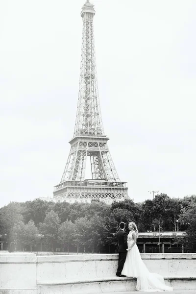 Güzel Düğün Çift Pozlar Önce Paris Eyfel Kulesi — Stok fotoğraf