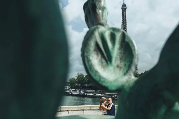 看着新婚夫妇在巴黎的某个地方的大门 — 图库照片