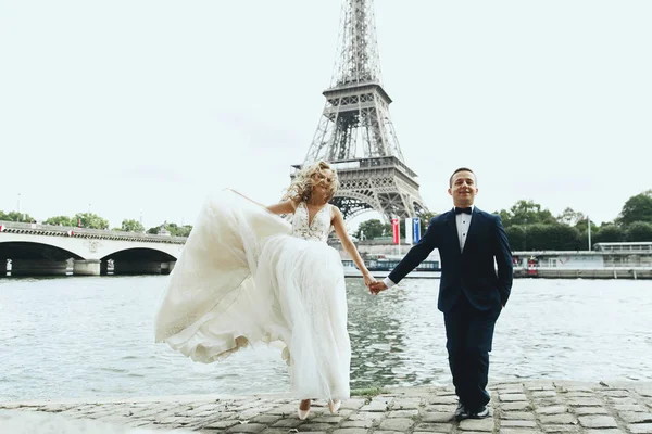 Pareja Bodas Lujo Posa Ante Río Sena Torre Eiffel Algún —  Fotos de Stock