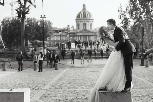 Impressionantes Recém Casados Olhar Luxo Posando Vestidos Elegantes Nas Ruas — Fotografia de Stock