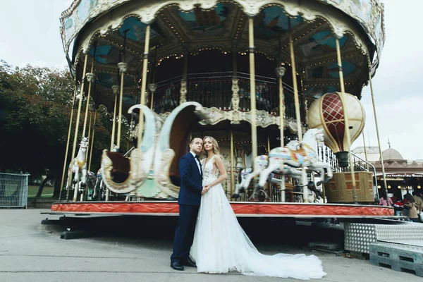 Классная Свадебная Пара Позирует Лунном Парке Париже — стоковое фото