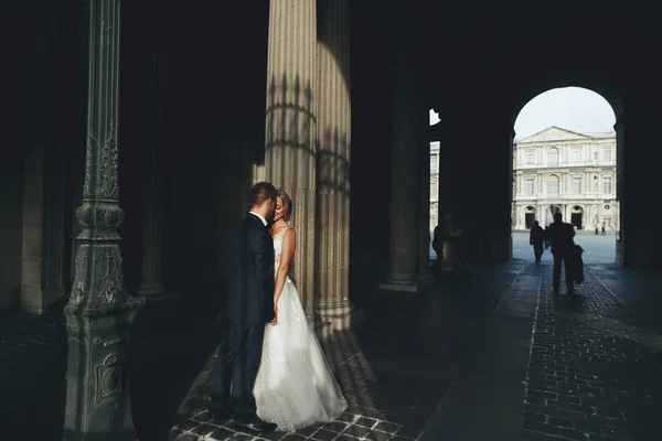 Жених Невеста Позируют Лувре Париж Франция — стоковое фото