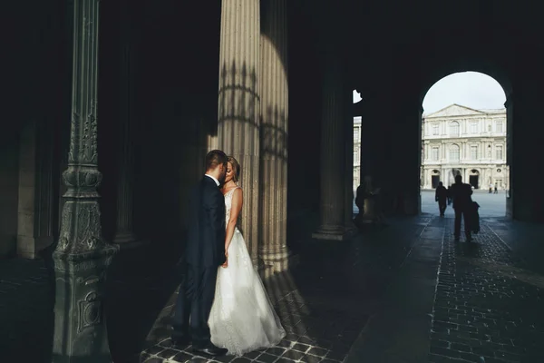 Novia Novio Posando Louvre París Francia — Foto de Stock