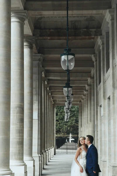 Impressionantes Recém Casados Olhar Luxo Posando Vestidos Elegantes Nas Ruas — Fotografia de Stock