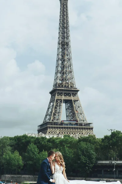Krásné Svatební Pár Pózy Před Eiffelova Věž Paříži — Stock fotografie