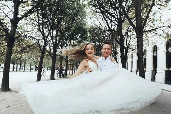 Impressionantes Recém Casados Olhar Luxo Posando Vestidos Elegantes Nas Ruas — Fotografia de Stock