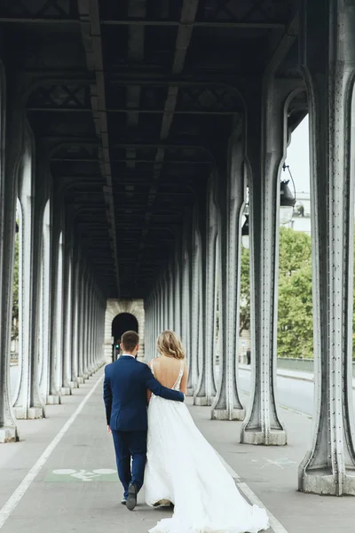 Casal Adorável Posa Sob Ponte Algum Lugar Paris — Fotografia de Stock