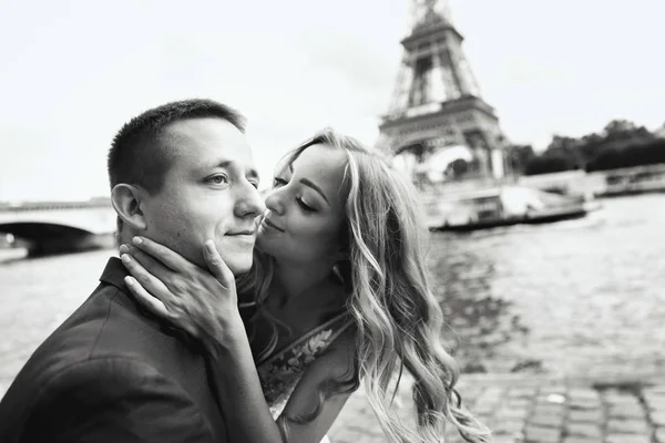 Luxusní Svatební Pár Představuje Před Řeku Seinu Eiffelovu Věž Paříži — Stock fotografie