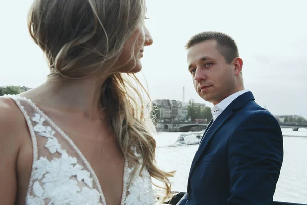 Underbara Bröllop Par Kramar Bron Över Floden Seine Någonstans Paris — Stockfoto