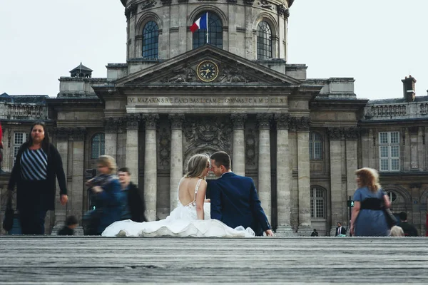 Hochzeitspaar Sitzt Auf Den Stufen Vor Einer Alten Kathedrale Irgendwo — Stockfoto