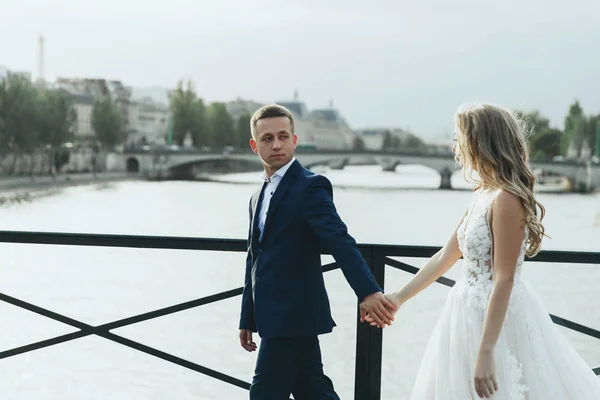 Wunderschönes Hochzeitspaar Umarmt Sich Auf Der Brücke Über Einen Fluss — Stockfoto