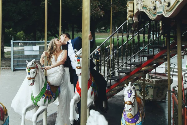 Stijlvolle Bruidspaar Vormt Het Lunapark Ergens Parijs — Stockfoto