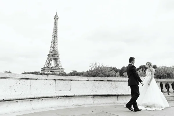 Güzel Düğün Çift Pozlar Önce Paris Eyfel Kulesi — Stok fotoğraf