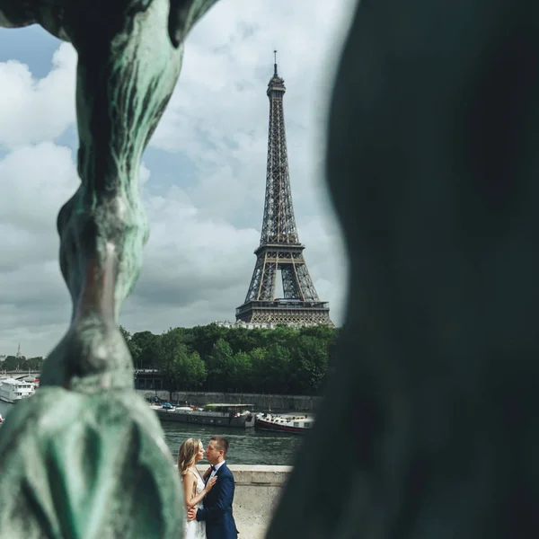 Прекрасная Свадебная Пара Позирует Перед Эйфелевой Башней Париже — стоковое фото