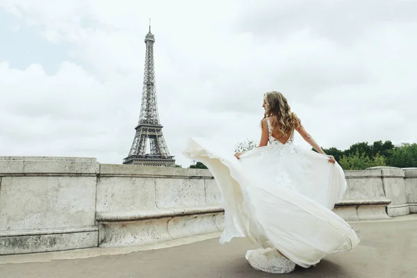 Красивая Невеста Богатом Свадебном Платье Кружится Площади Перед Эйфелевой Башней — стоковое фото