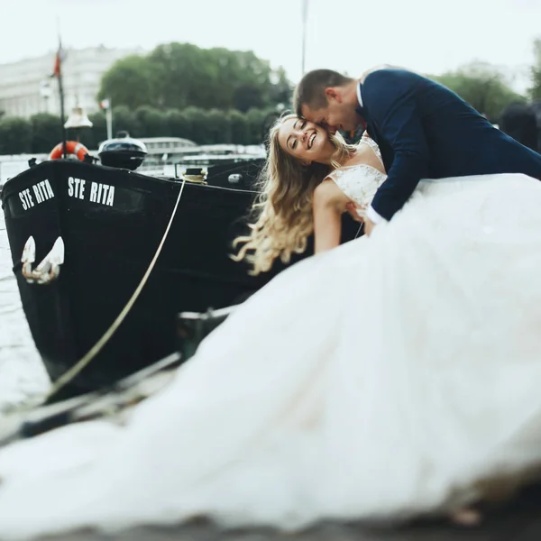 Nobler Bräutigam Und Braut Luxuriösem Kleid Posieren Vor Dem Fluss — Stockfoto