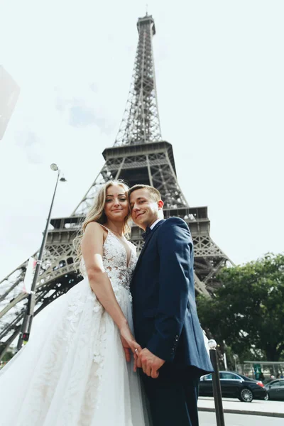 Casal Abraçando Fica Diante Torre Eiffel Paris — Fotografia de Stock
