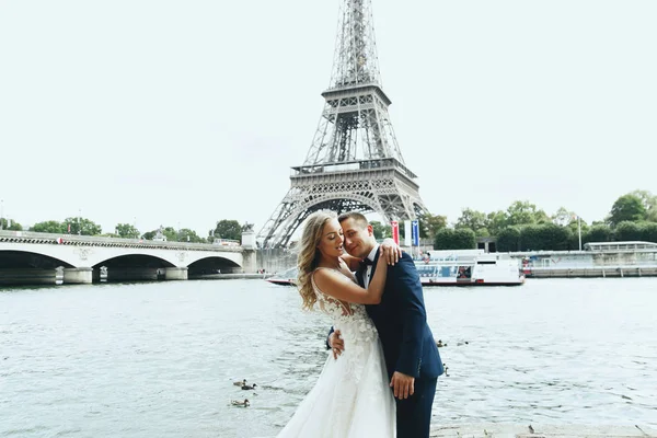 Pareja Bodas Lujo Posa Ante Río Sena Torre Eiffel Algún —  Fotos de Stock