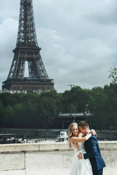 可爱的新婚夫妇摆在巴黎埃菲尔铁塔前 — 图库照片